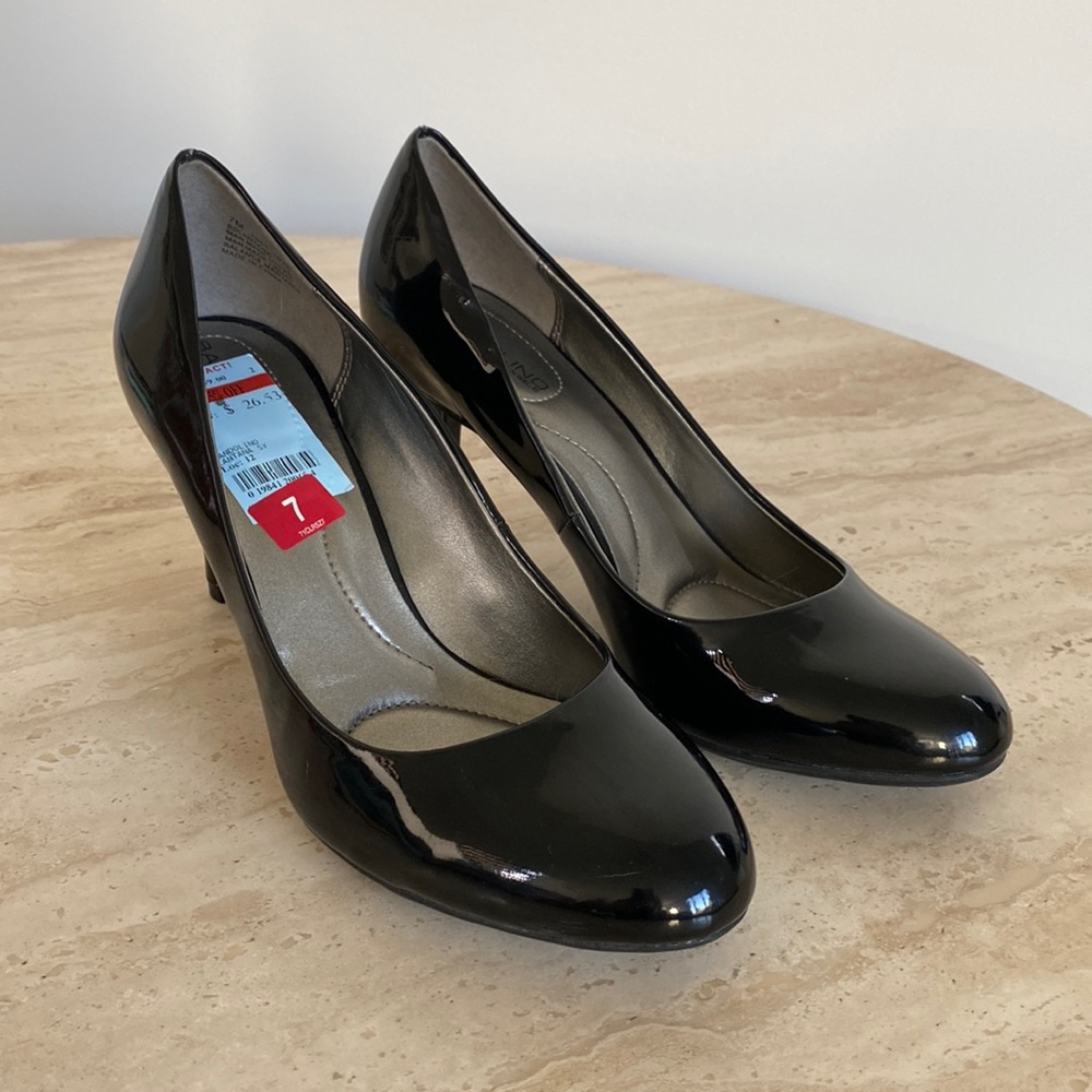 Bandolino Shiny Black Pumps (sz 7)